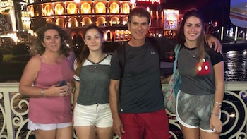 Fabián Marcilla junto a su