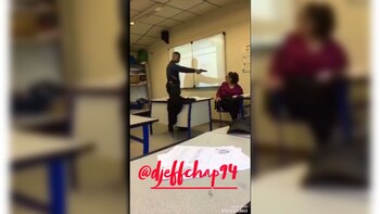 El alumno le apuntó un