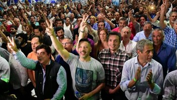 En una polémica advertencia, el presidente del PJ bonaerense dijo en el acto por el Día de la Lealtad “Ojo con lo que hacen con Florencia Kirchner, porque ella no tiene fueros para defenderse como Cristina y Máximo”. Este país no desapareció del mapa de pura casualidad.