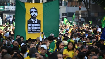 Una bandera pide a “Bolsonaro