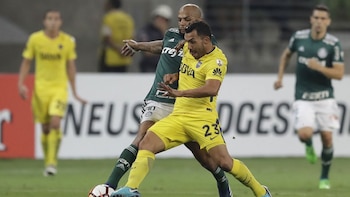 Melo marca a Tevez en