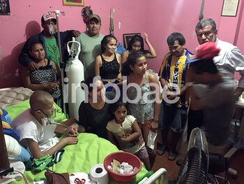 Claudia junto a Fernando y