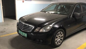 El auto abandonado por los