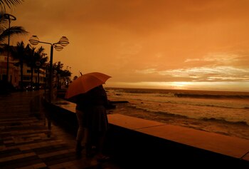 Personas en Mazatlán esperan la