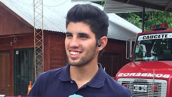 El bombero Eric Castillo le