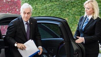 Sebastián Piñera baja de un