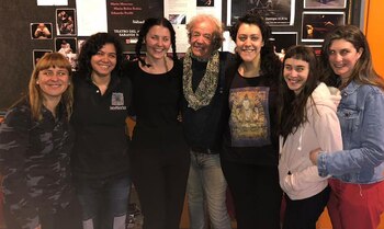 Manuela Serrano (segunda), junto al