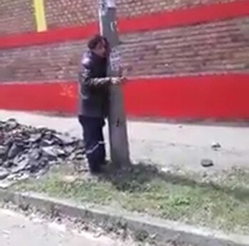 El hombre se encuentra custodiado