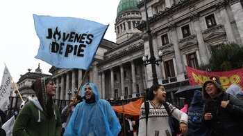 Bajo la lluvia: los manifestantes