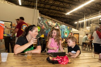 Tori Furphy sus hijos Morgan, de 5 años, y Baylen, de 2, comparten mesa en una cervecería que permite niños, una medida que ha dividido a los clientes a favor y en contra (The Washington Post / Marvin Joseph)