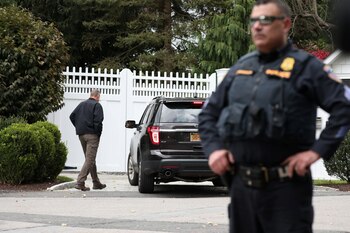 Oficiales resguardan la casa de