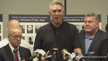 Tom Emens habla flanqueado por