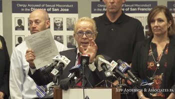 El abogado Anderson muestra los