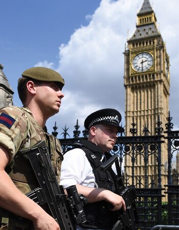 Un militar acompaña a un