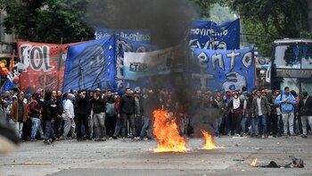 Los manifestantes tiraron bombas molotov