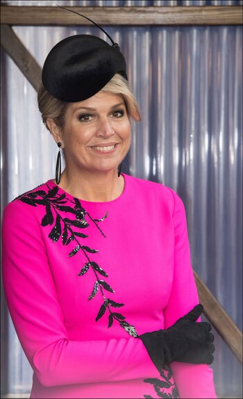 Con fascinador de Philip Treacy