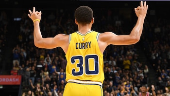 El triple, el arma letal en el gran arsenal que posee Step Curry (AFP)
