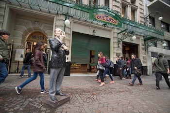 Café Tortoni, fundado en 1858 en el barrio porteño de Monserrat. En el 2018, este mítico café-bar cumple su 160 aniversario