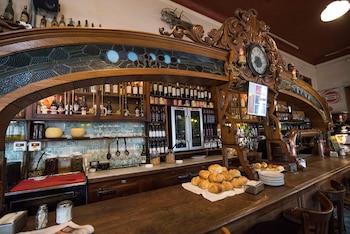 La famosa barra. Con reloj de agujas y una llamativa estructura de madera y vidrio de color, allí los clientes habitúes del lugar toman asiento para disfrutar de los tradicionales platos de la casa