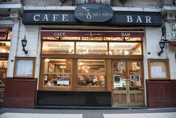 Los 36 Billares, el café bar notable que está ubicado en Avenida de Mayo, fue inaugurado en 1894 cuando recién se abría esa avenida. Hoy es todo un ícono del barrio de Montserrat