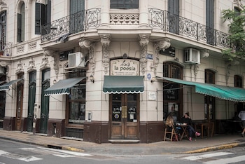 La Poesía está abierto desde 1982 cuando el poeta Rubén Derlis lo inauguró en la esquina de Chile y Bolívar y lo convirtió en un ámbito de referencia de la Generación de los Sesenta