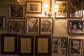 En las paredes del bar notable no faltan poesías escritas por los mejores autores y retratos de las celebridades habitúes del lugar
