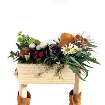 Con flores y frutas.