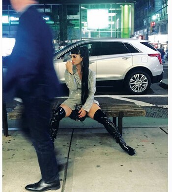 Salí con peluca larga, botas