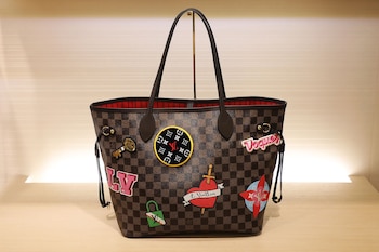 Neverfull patch black $80.500