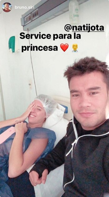 La periodista junto a su