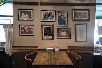 Portaretratos con fotos de personalidades que pasaron por el bar y recuerdos de los primeros años del bar