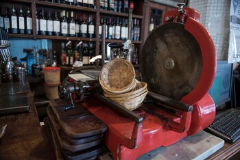 Maquinarias antiguas, botellones, sifones, entre otros objetos que decoran el interior de Celta Bar