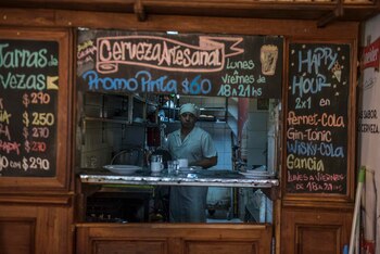 Cocina a la vista. Pizarrones con promociones y el menú que ofrecen a diario