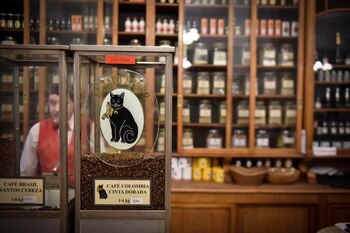 En El Gato Negro no solo se puede consumir en el lugar, sino que también existe el sistema take away para comprar los granos de café y distintos tipos de té