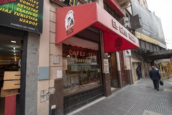 La fachada de El Gato Negro, con el clásico toldo negro, y las letras doradas. En la mitad de la cuadra está este mítico café experto en cafés y tés en hebras