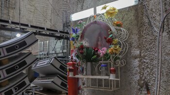 Atrás de la Virgen, las