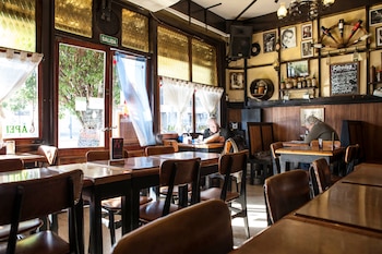 El interior del café está decorado con botellas y portaretratos de personalidades de la música y sobre todo del tango