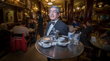 Ángel, bandeja en mano, listo