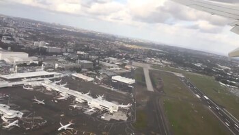 El avión subió de golpe,