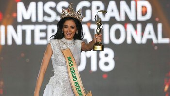 Ya recuperada, disfruta del premio (EFE)