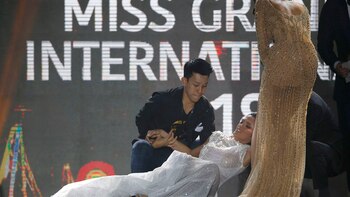 La representante de Paraguay María Clara Sosa Perdomo cae luego de ganar el concurso de belleza Miss Grand Internacional (EFE)