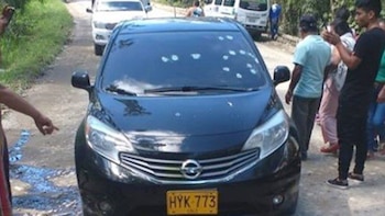 El carro que conducía la mujer fue atacado de frente y recibió por lo menos 20 impactos de bala.