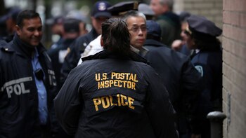 Policías investigan los nuevos paquetes