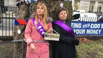 Las activistas Jo Hurford y