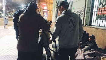 Decenas de personas se reúnen