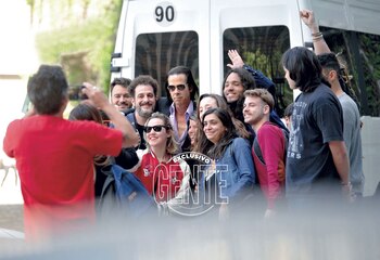Ante el pedido de los fans, Cave posó al salir del Four Seasons, previo a su show de dos horas y media en el estadio Malvinas Argentinas, en La Paternal.