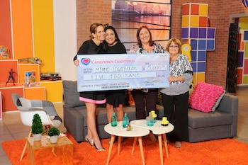 Natalia conduciendo Corazones Guerreros, un