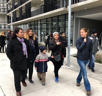 Gimena, con gorro blanco, acompañada