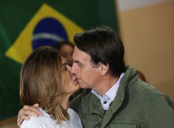 Bolsonaro votó junto a su