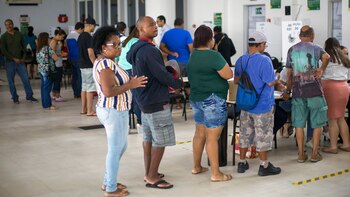 Brasileños forman fila para votar